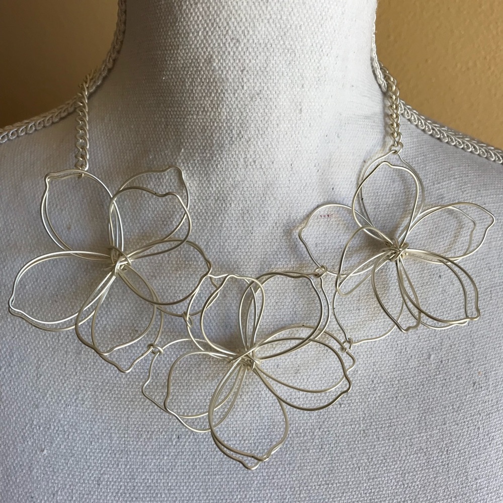 ARTSY flower statement necklace!